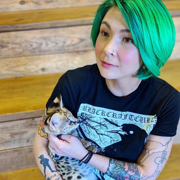 I'm Ali. I have way too many clothes. - Picture 4 of 8